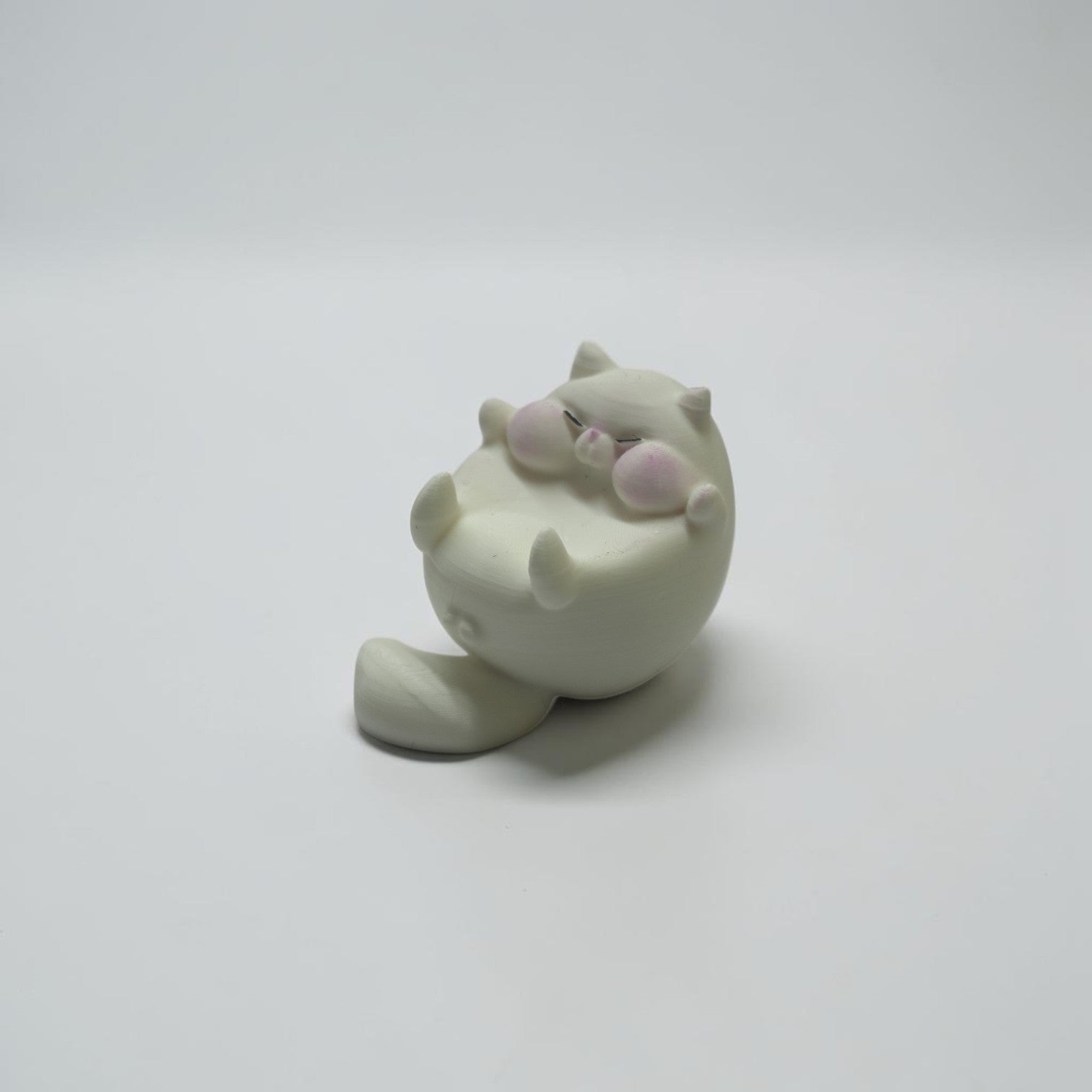 Cute Chubby lazy kitty. single pen penstand.